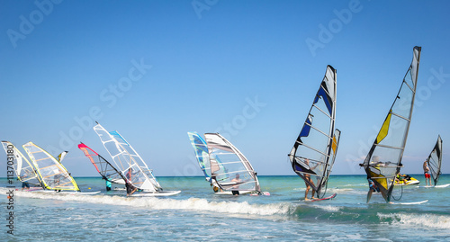 Obrazy Windsurfing  zagle-windsurfingowe-na-blekitnym-morzu