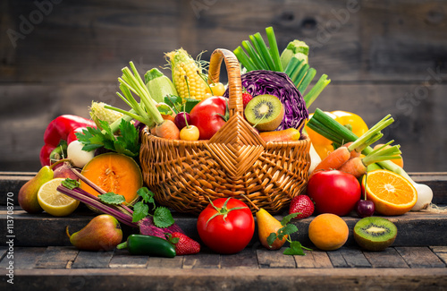 Naklejka na drzwi Fresh fruits and vegetables in the basket