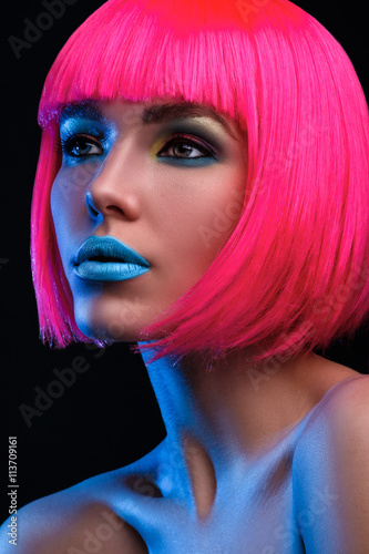 Zdjęcie XXL Potrait młoda kobieta z różowym włosy