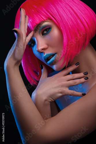 Tapeta ścienna na wymiar Potrait of young woman with pink hair