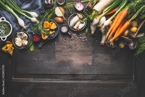 Organic Vegetables récolte de jardin et de la forêt des champignons Tableau sur Toile