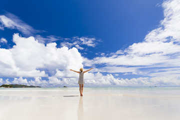 Wall Mural - enjoying the beach