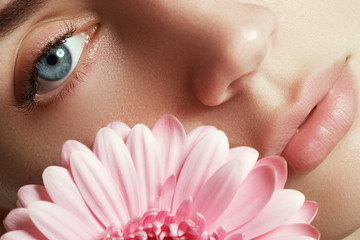  Beauty face of the young beautiful woman with flower