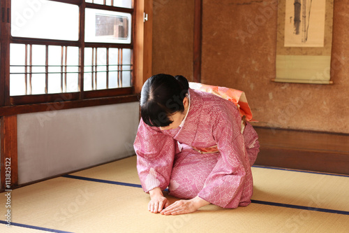 おじぎをする着物姿の女性 Stock 写真 Adobe Stock