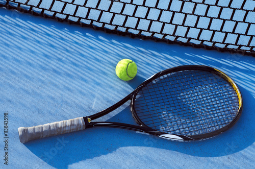 Cuadros en Lienzo Raqueta de tenis y la bola sobre el asfalto azul, bastidor de la sombra neta