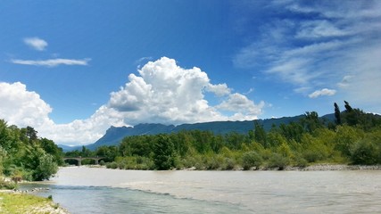 Wall Mural - Flusslauf mit bewölktem Himmel