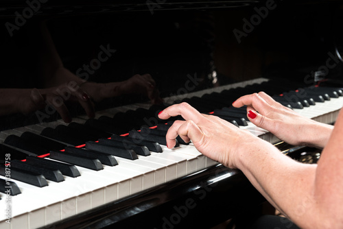 Fotografie, Obraz Mani di pianista sulla tastiera del pianoforte durante un’esecuzione