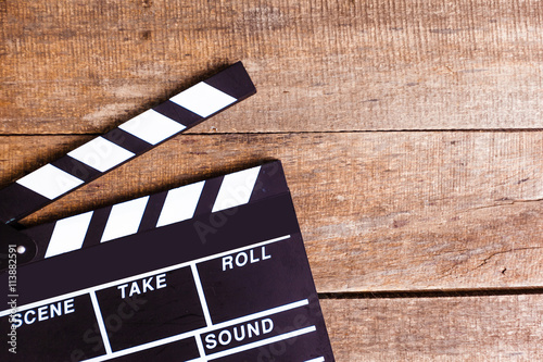 klaps-filmowy-na-brazowych-deskach