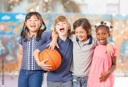 Plakat Szkoła podstawowa dzieci szczęśliwa bawić się koszykówka przy szkołą