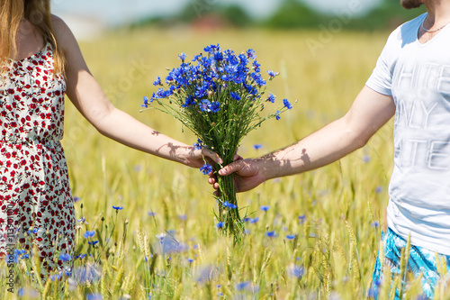 Fotografia Beautiful bouquet of flowers in hands at the loving couple.