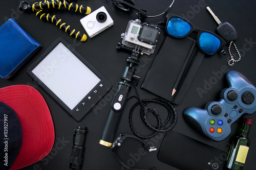 Fotografía Various men's items at the black table laid out in the correct order very carefu