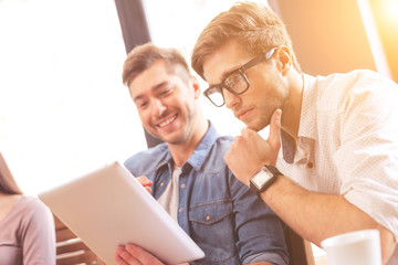 Canvas Print - Cheerful young men discussing new project