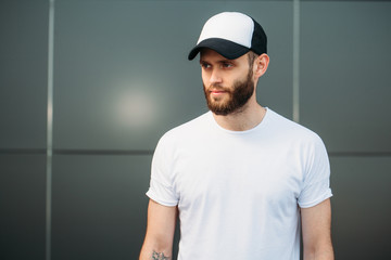 Canvas Print - Hipster wearing white blank t-shirt and a baseball cap with spac