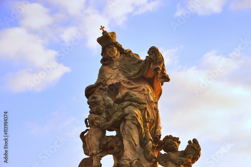 Photographie Prag, die Goldene Stadt an der Moldau - Antike Statue der Heiligen Ludmilla auf