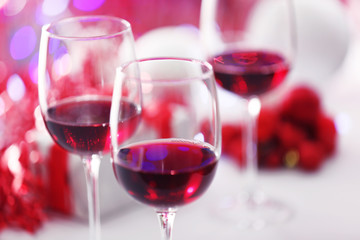 Canvas Print - Wineglasses on red blurred lights background