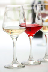 Poster - Wine glasses with red and white wine, closeup