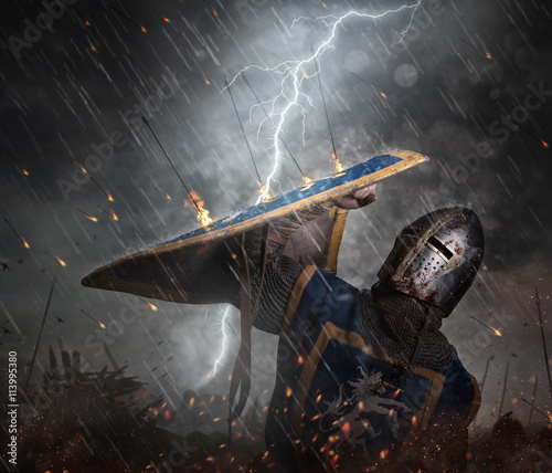 Plakat Błyskawica uderza rycerza na polu bitwy.
