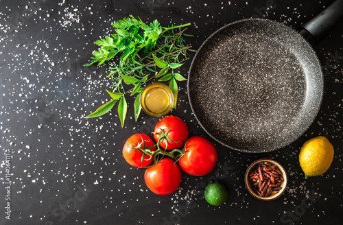 Fotografía Padella vuota con ingredienti freschi