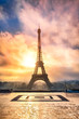 Eiffelturm in Paris Frankreich bei Sonnenuntergang