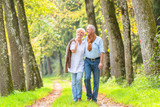 Fototapeta  - Älteres Paar macht Spaziergang im Wald