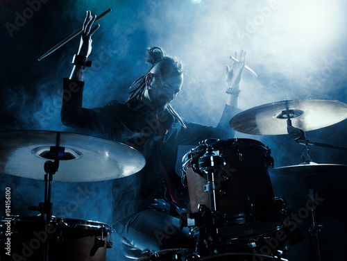 Fotografía Silhouette of the drummer on stage.