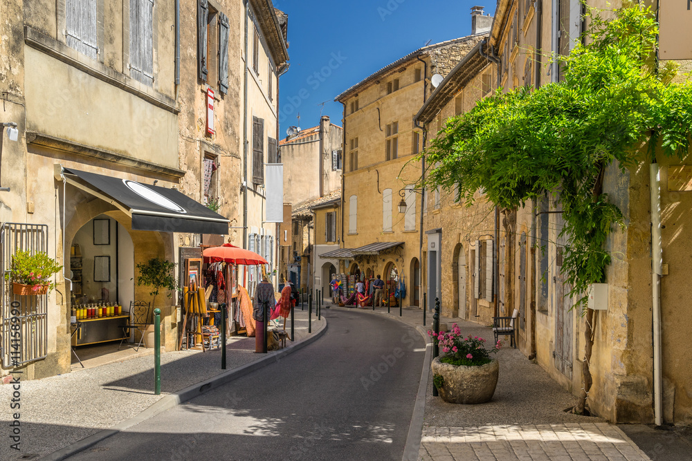 The hill top village of Lourmarin in the Luberon Provence - obrazy, fototapety, plakaty 
