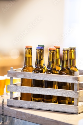 Fotomural Primer plano de las botellas de cerveza en el cajón