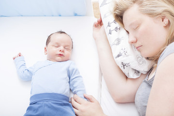 mother and baby co-sleeping safely