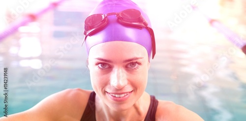 Fotografía Nadador encajar en la piscina sonriendo a la cámara