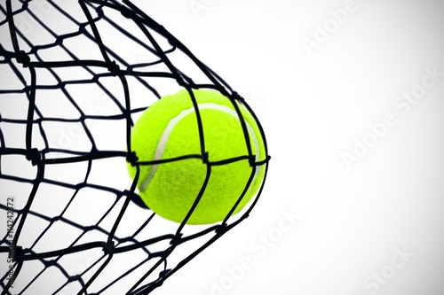 Cuadros en Lienzo Imagen compuesta de pelota de tenis con una jeringa