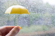 黄色い雨傘