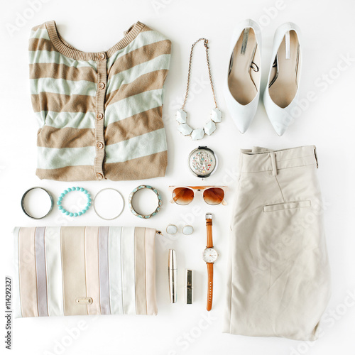 Fotografía flat lay feminini clothes and accessories collage with cardigan, trousers, sunglasses, watch, bracelet, lipstick, mint high heel shoes, earrings and purse on white background