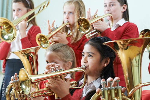 Plakat Grupa studentów gra w szkolnej orkiestrze razem