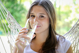 Fototapeta Fototapety do łazienki - Młoda kobieta pije wodę ze szklanki 