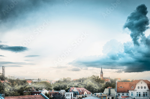 widok-stary-europejski-miasto-z-czerwonymi-dachami-i-pieknym-niebem