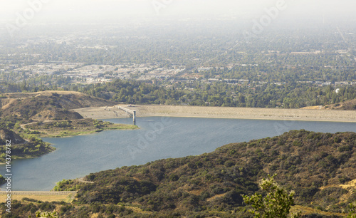 Plakat Rezerwuar w górach Los Angeles. Góra krajobraz blisko Los Angeles, Kalifornia. Widok na jezioro i miasto.