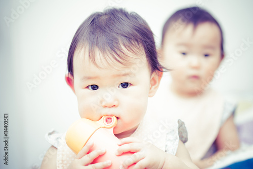 かわいい双子の赤ちゃん 日本人 アジア人 Buy This Stock Photo And Explore Similar Images At Adobe Stock Adobe Stock