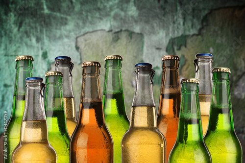 Obraz w ramie Chłodne orzeźwiające butelki piwa