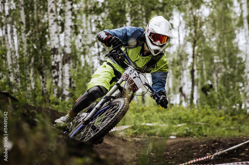 Gros plan vélo homme athlète de montagne autour de virage serré dans la forêt pe Poster Mural XXL