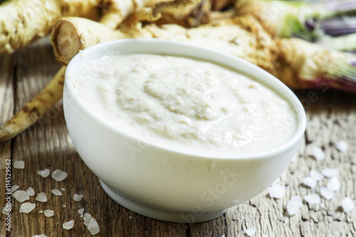 Fotomural Ground horseradish, hot sauce to the food in a white bowl, roots
