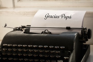 Poster - gracias papa written on paper