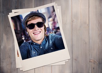 Aufkleber - Composite image of crazy hipster wearing sunglasses