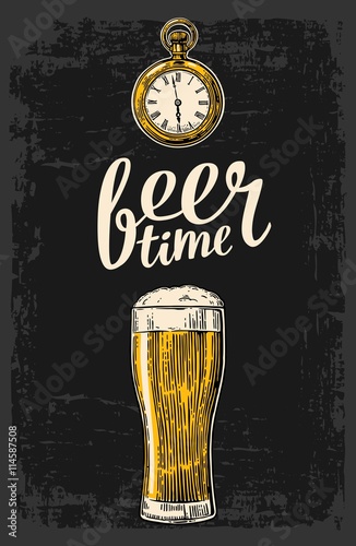 Cuadros en Lienzo Hombres manos sosteniendo el vaso de cerveza con el reloj de bolsillo antiguo