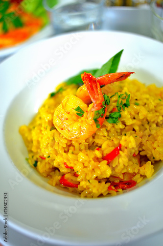 Fototapeta na szkło Jedzenie i kuchnia: Risotto de gambas, risotto z krewetkami
