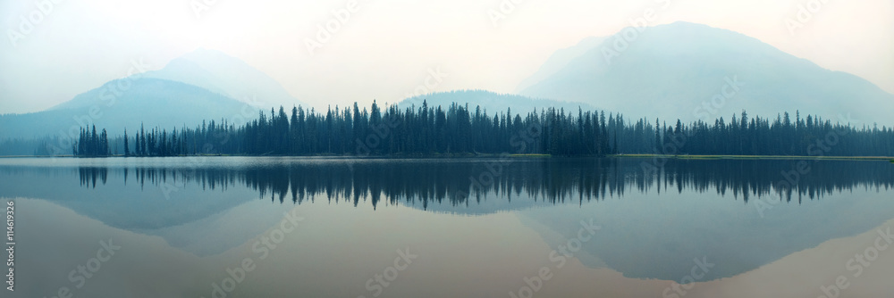 Foggy mountain lake - obrazy, fototapety, plakaty 