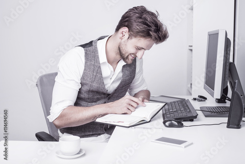 Zdjęcie XXL Młody człowiek pracuje w biurze