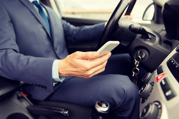 Canvas Print - close up of man with smartphone driving car