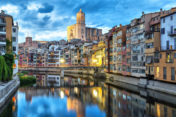 Fototapete - Cathedral and colorful houses in Girona