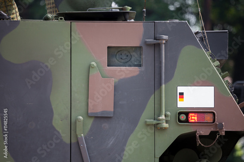 Fotografia Smiley auf gepanzertem Fahrzeug