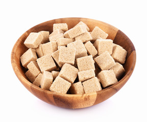 Canvas Print - Natural sugar cubes in wood bowl on white background